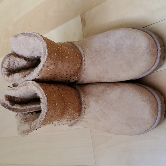 Boots - Picture 3 of 3